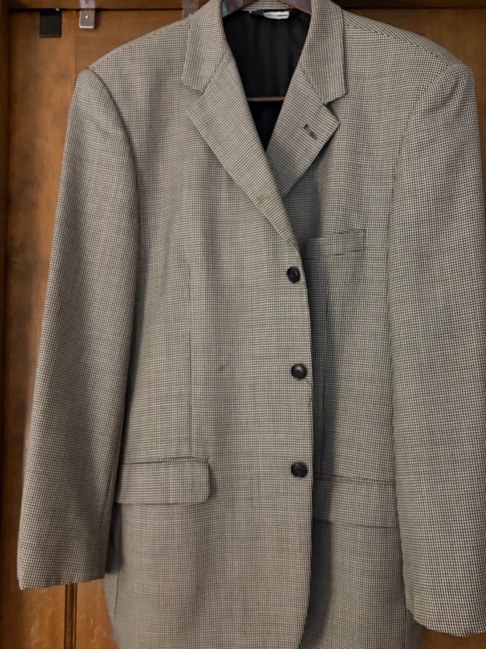 Men's modern, 3 button blazer